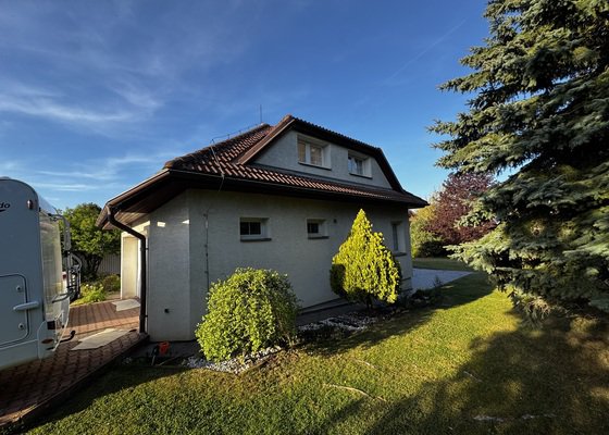 Zahradní práce — ostříhání stromů a keřů
